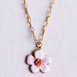 D-chain necklace with light pink flower