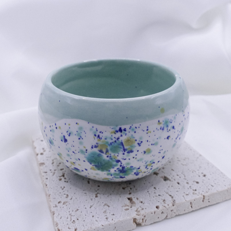 Tazza con pois maculati blu dipinta a mano - tazza con punti/macchie irregolari