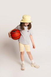 Camiseta hecha de algodón con bordados cardíacos
