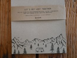 Camper con blocco note in carta erba in montagna
