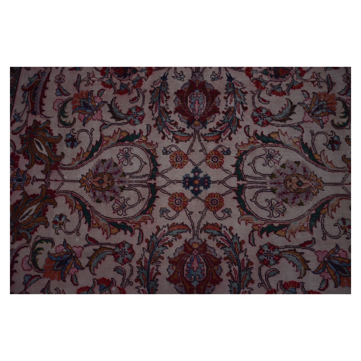 Tappeto orientale rosa vintage sovratinto