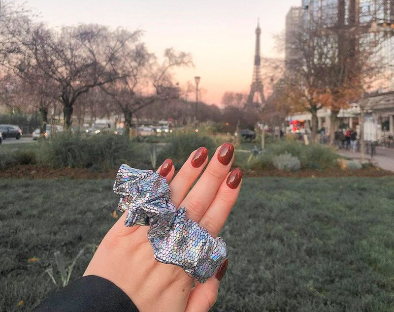 Sølvøgle scrunchie