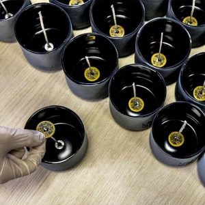 WOO Duurzame Geurkaars | Upcycled Waterfles | Mat Zwart | 60 uur brandtijd