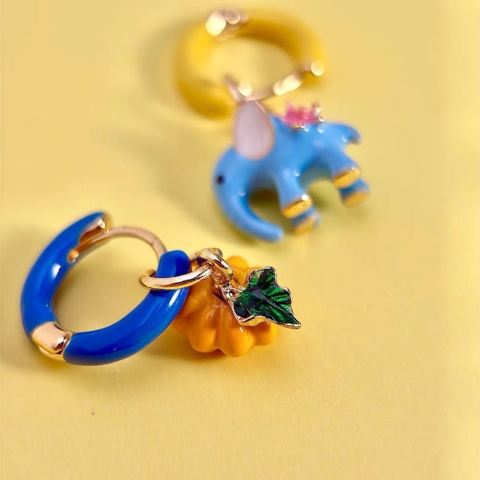 Verzauberte Creolen aus Emaille mit Elefant und Kürbis
