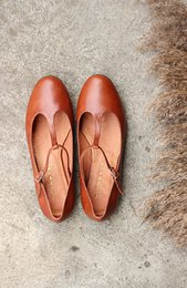  Leather ballerinas in cognac brown color, available in sizes 34-42, with a classic ballet flat style.
