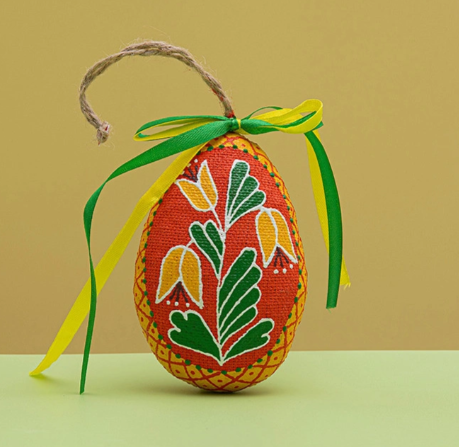 Kleines orangefarbenes Osterei mit Blumen