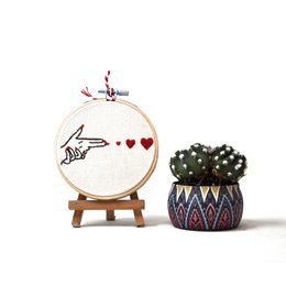 Pacchetto mini ricamo Love – Set di decorazioni da parete fatte a mano (10 pezzi)