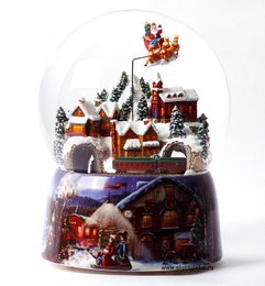 Kæmpe musikalsk sneglob "The Christmas Village" med et lille tog, julemandens slæde trukket af hans rensdyr og blandingen