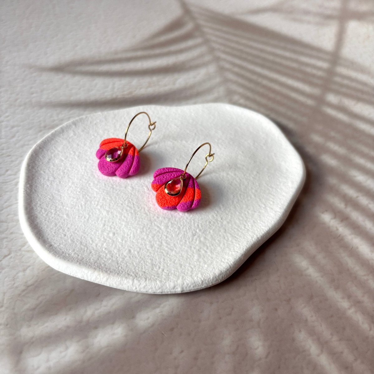 Secret Shell – Muschelohrringe in Orange, Fuchsia und Gold