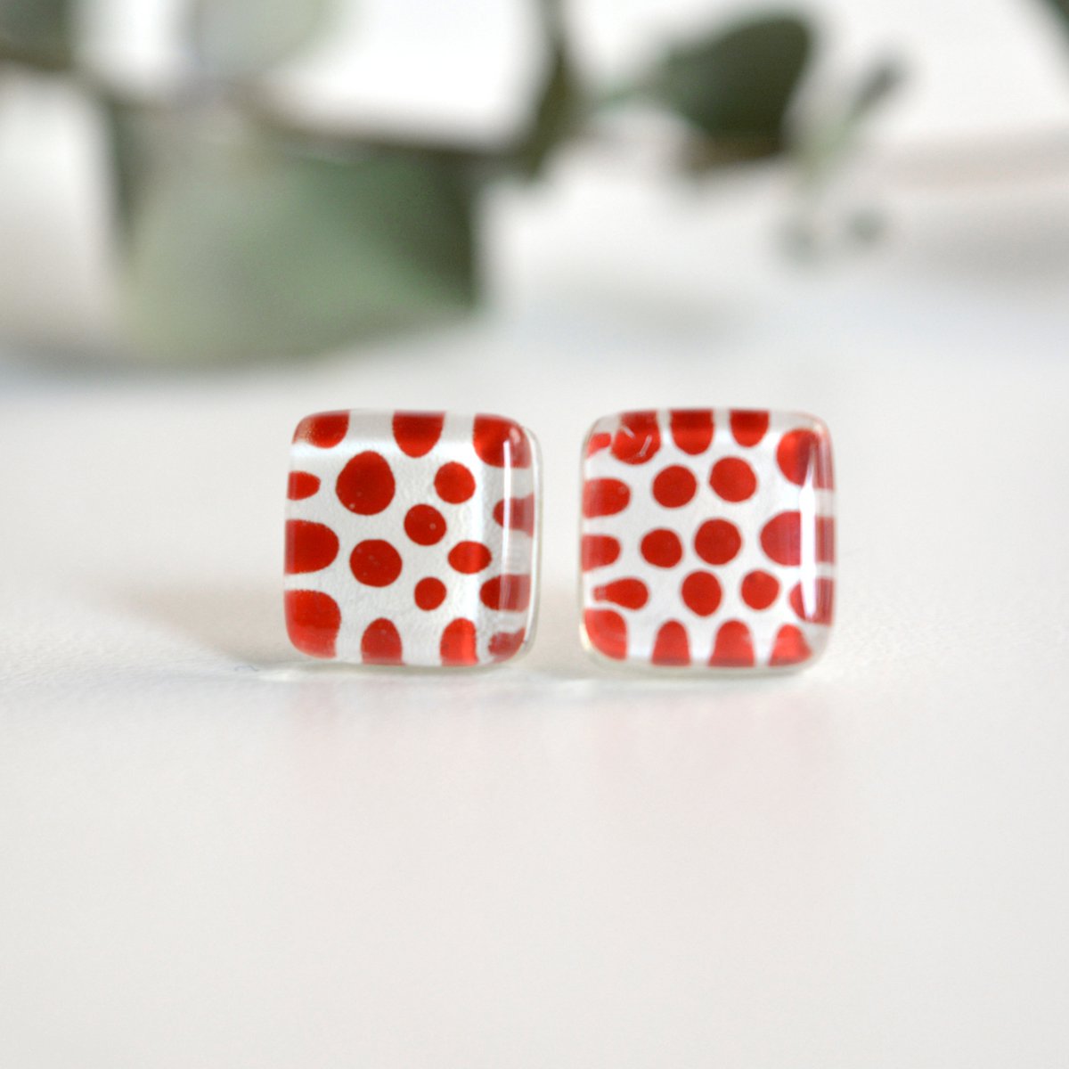 Kleine rote Polka Dot-Ohrringe mit Ohrsteckern aus Sterlingsilber