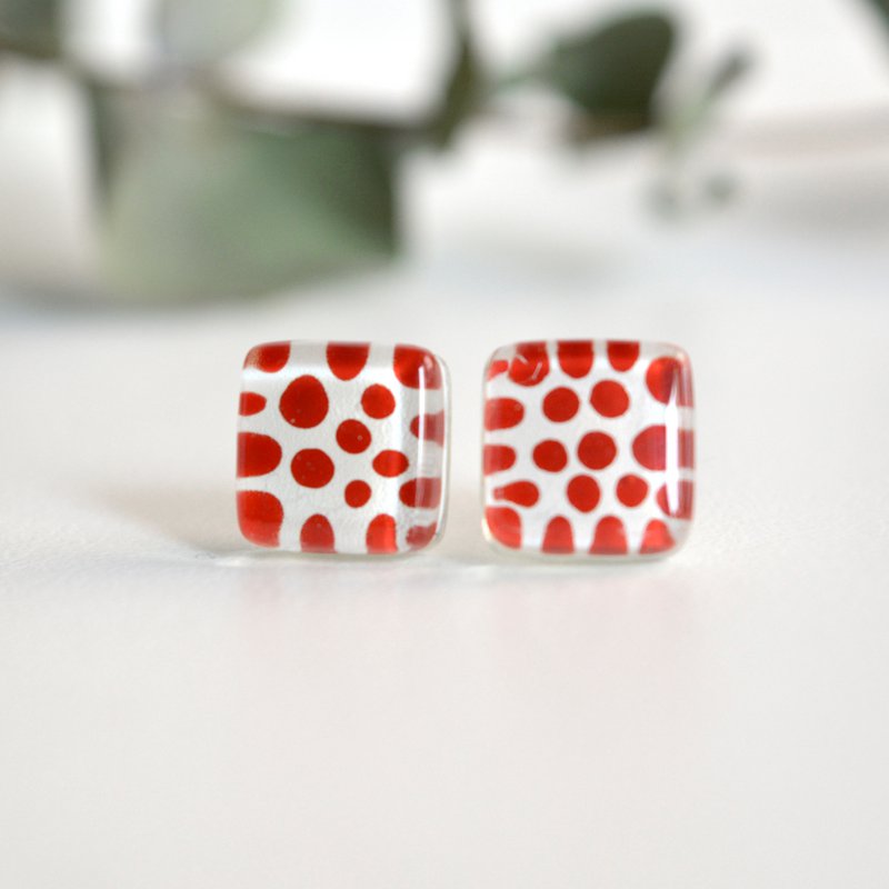 Piccoli orecchini a pois rossi con perni in argento sterling