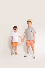 T-shirt in cotone con ricamo da calcio