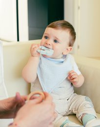 ENSEMBLE DOUDOU + BANDANA + ANNEAU DE DENTITION - MOD. OSO - GRIS ESSENCE