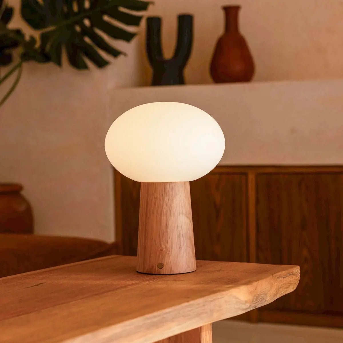 Max Hellbraune kabellose Tischlampe aus Holz