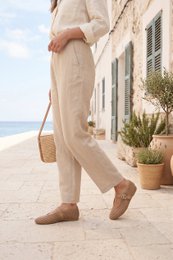 CARROLL CAMEL – Ballerinas aus perforiertem Leder mit Schnalle