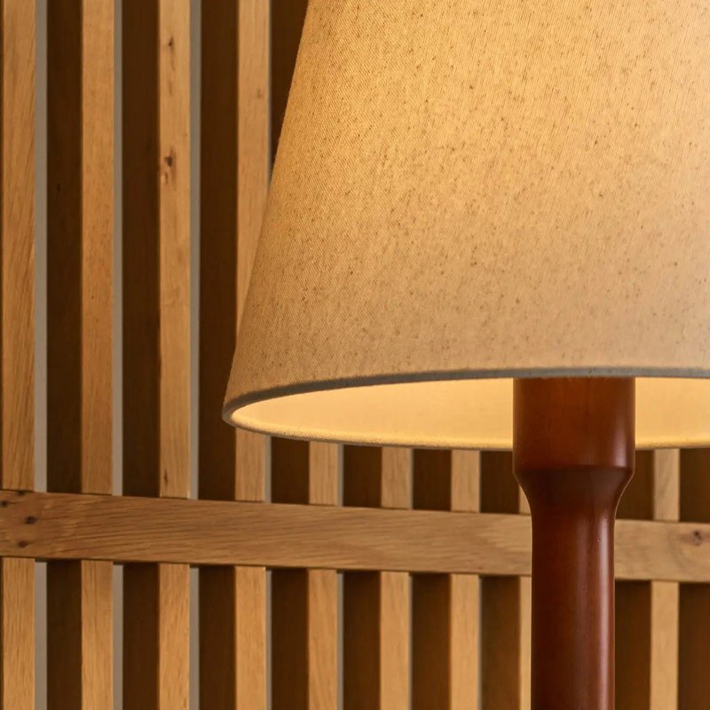 Nova kastanjebrun trælampe