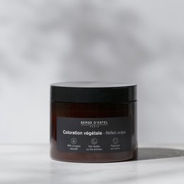 Mahogany-colored vegetable hair color in a 100g jar. Contains natural ingredients for healthy hair coloring.