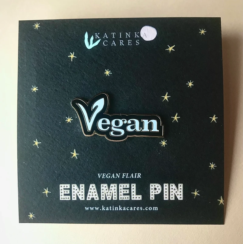 Pin de esmalte vegano dorado y negro