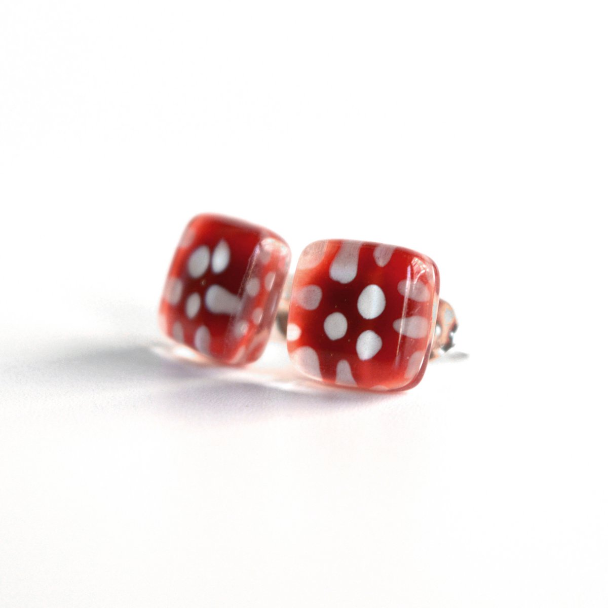 Kleine rode stippenoorknopjes met sterlingzilveren paaltjes