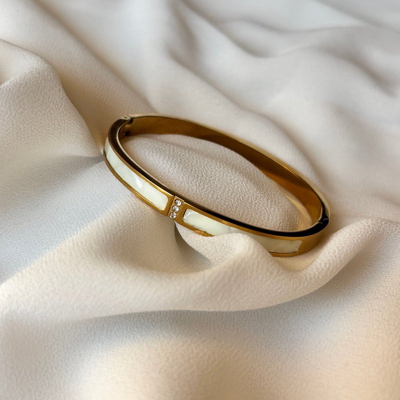 MOTHER OF PEARL - Rigid shell bracelet