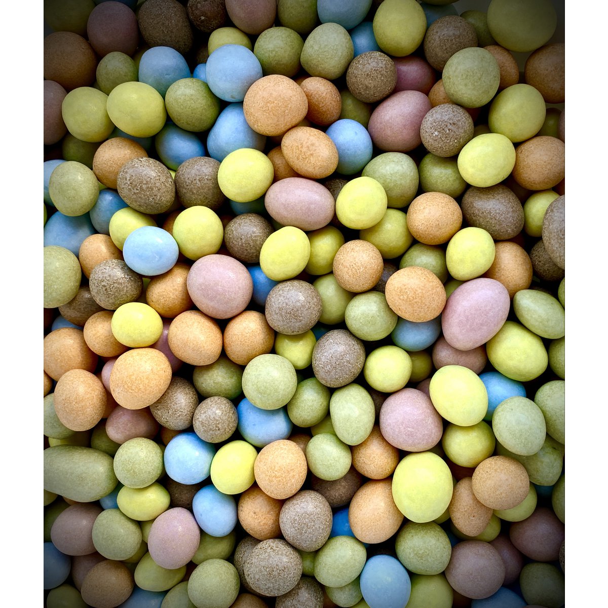 Coq 'n' shock (peanut chocolate dragee)