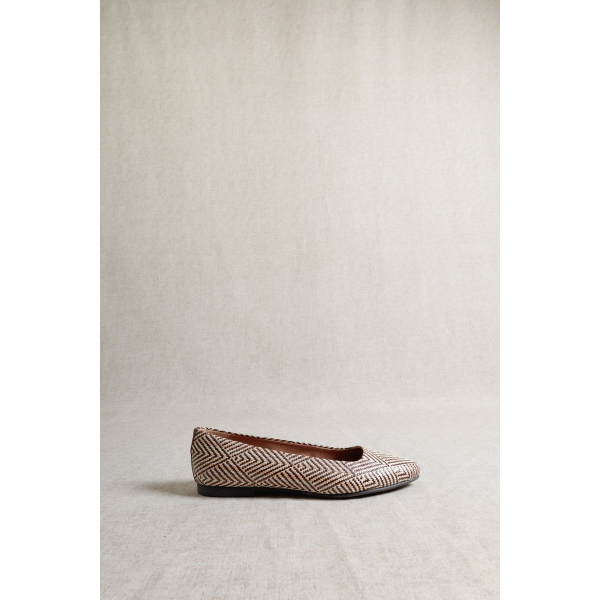 MINDI BRUIN – Ballerina's van geweven raffia
