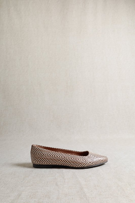MINDI BRUIN – Ballerina's van geweven raffia