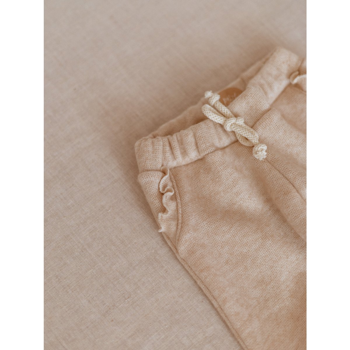 Pantaloni sportivi / volant da ragazza - Crema