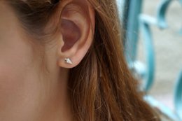 Zeeschelp oorbellen: kleine sterling zilveren studs (minimalistische natuursieraden)