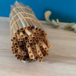 A bundle of 100 rye straws, suitable for juices and other beverages.
