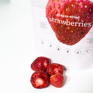 Gefriergetrocknete Erdbeeren (aus frischen Beeren, Stunden nach der Ernte)