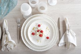 Flora White Presentation Plate 31.8x31.8x2.7cm