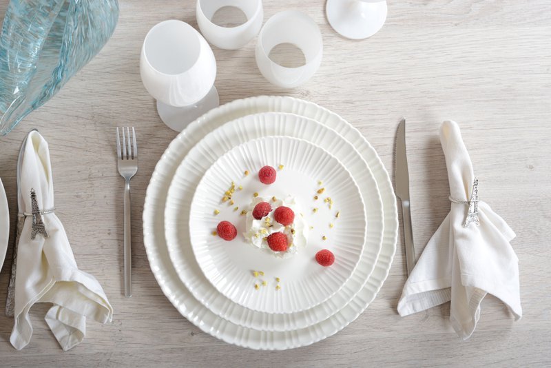 Flora White Presentation Plate 31.8x31.8x2.7cm