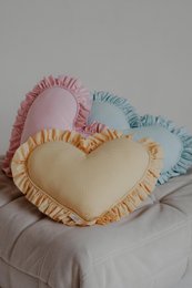 Poduszka serce z falbanką dwustronna w pastelową miętową kratkę