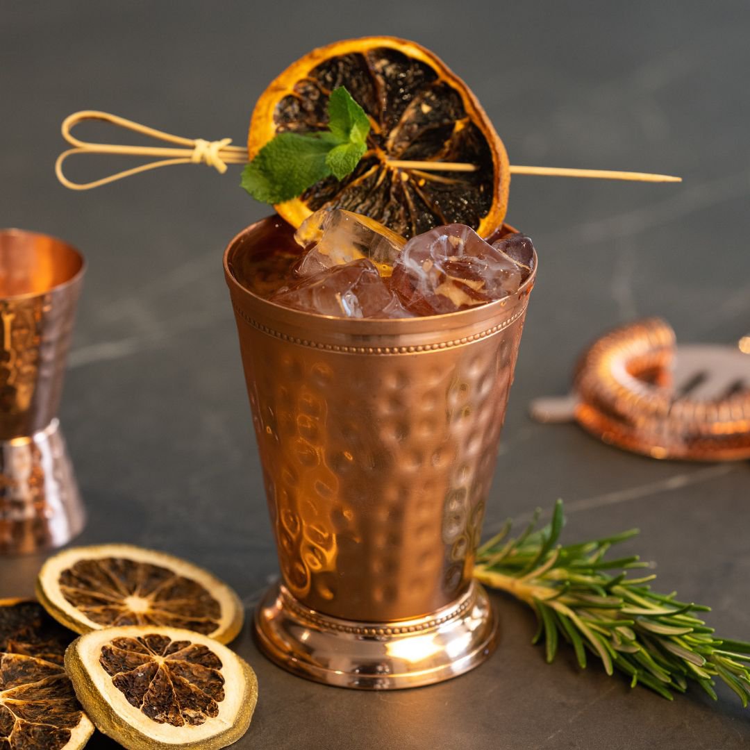 Valia copper cup set - 4x cocktail cups (hammered, Roman-embossed style, 300 ml) + 6-piece accessory set