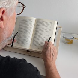 Adjustable support for books and tablets - The reader