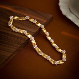 Collier ras du cou en perles et rubans d'inspiration Trifari