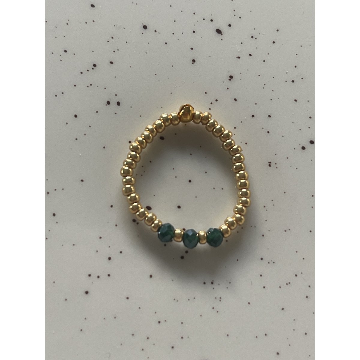 Los anillos brillan sutilmente