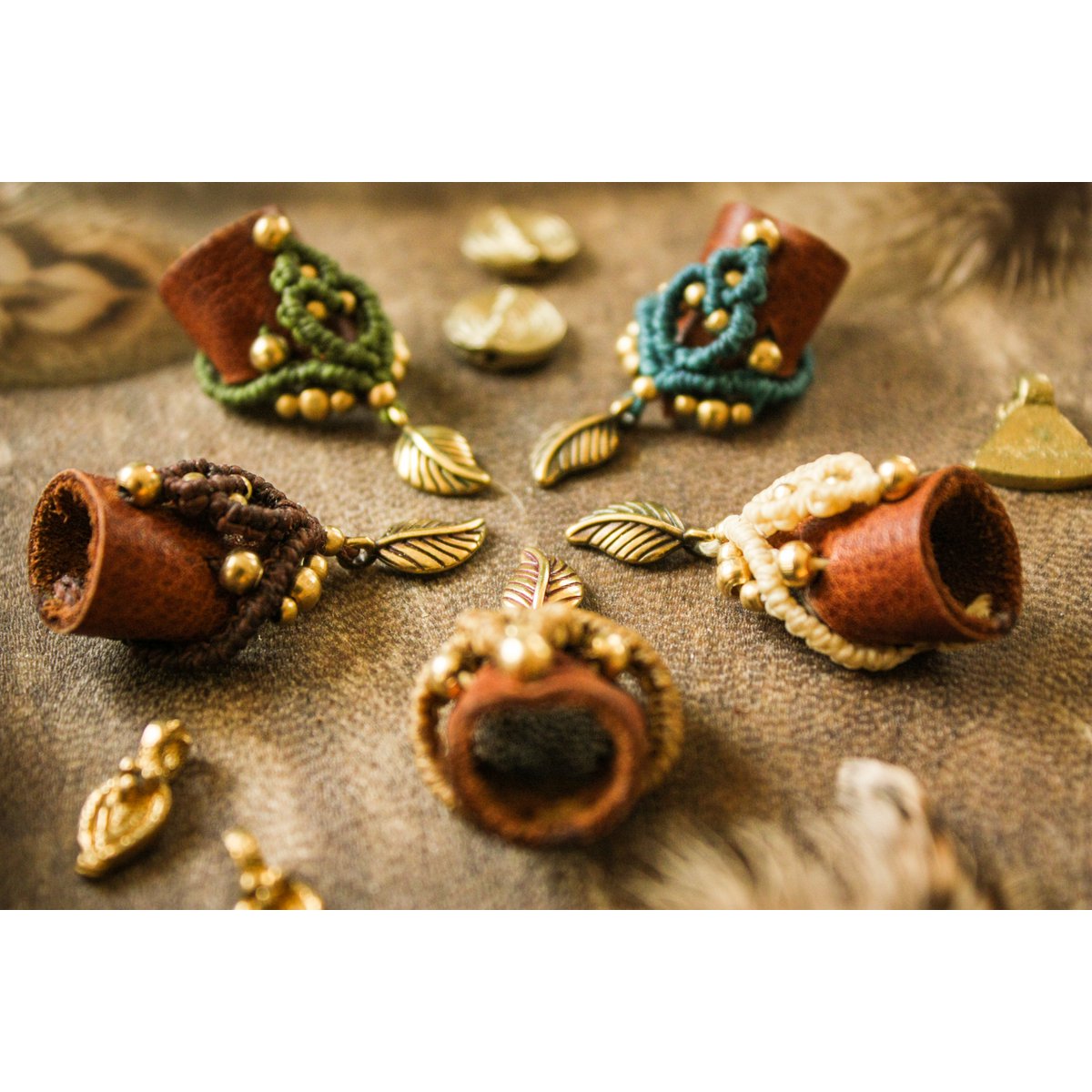 Dreadlock-Perle aus Leder und Makramee mit Messingdetails