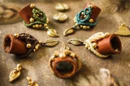 Dreadlock-Perle aus Leder und Makramee mit Messingdetails