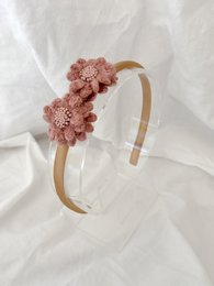  Delicate pink flower headband made of wool, perfect for kids' fashion. Features a cluster of small floral details in a soft, old pink shade.