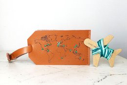 Zawieszka do bagażu Stitch Map — brązowa