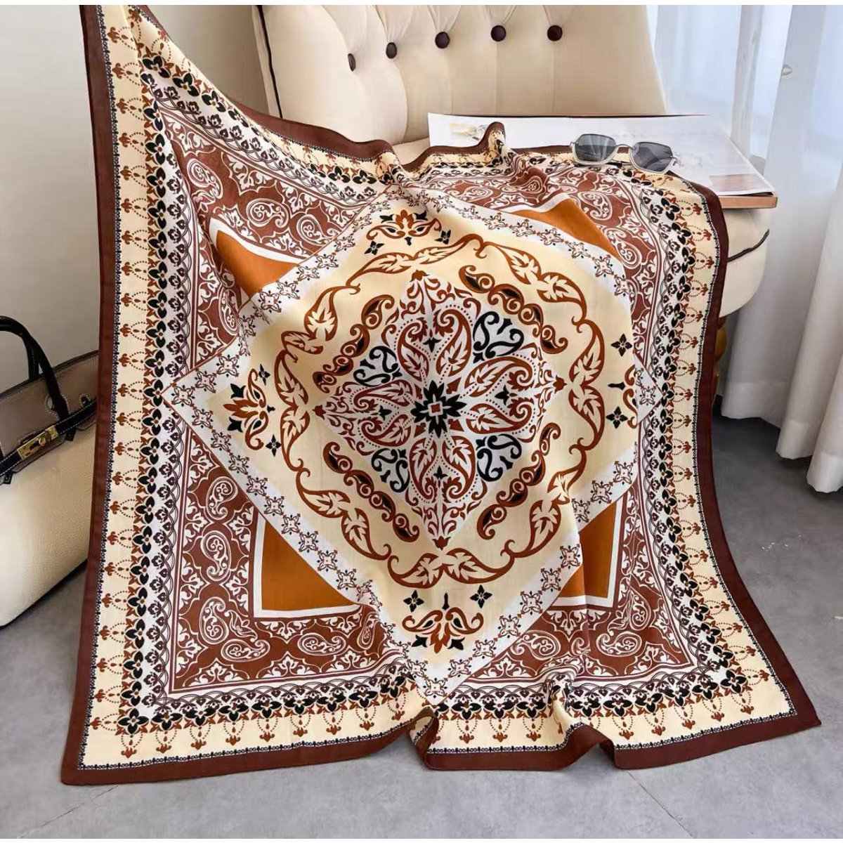 Kwadratowy szalik 70x70 poliester z efektem jedwabiu, eleganckie, kwiatowe wzory w stylu vintage