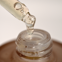 Anti-aging serum med hyaluronsyre og peptider