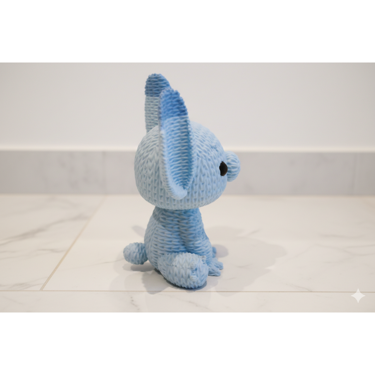 Eterna Wonder — Figurka fantastycznego stworzenia z dzianiny — Dekoracyjna mini rzeźba — Jasnoniebieski — 15 cm