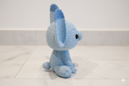 Eterna Wonder — Fantasy Creature Figur i strikket stil — Dekorativ miniskulptur — Lyseblå — 15 cm