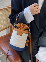 AnBeck Small Bucket Crossbody-håndtaske (2 farvemuligheder)