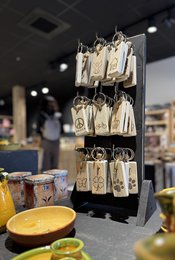 shop int black berlin display stick 9