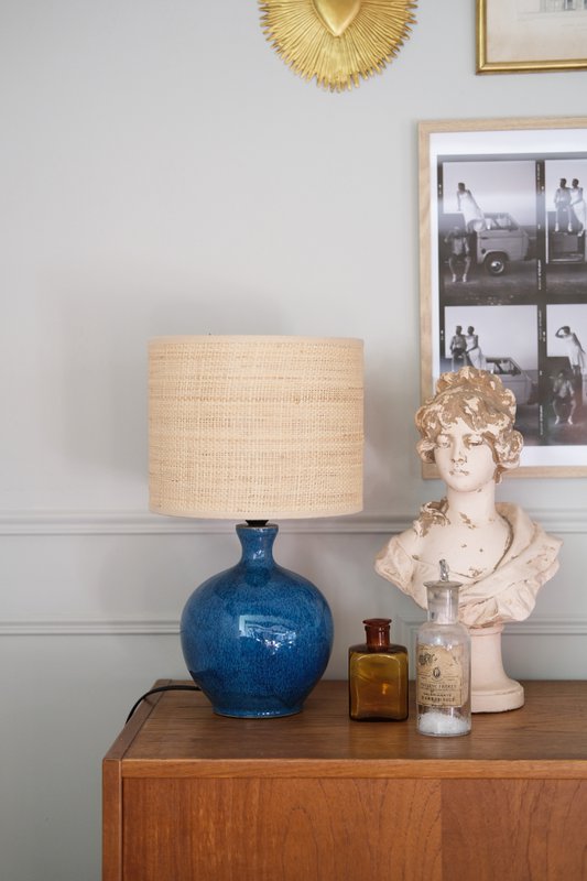 Deep Ocean Blue keramisk bordlampe med Raffia -rattan stofskærm, unikt farvedesign, statement lampe. Meget elegant.