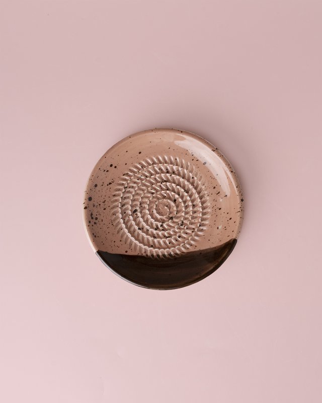 Small Ceramic Garlic Grater Plate – Ideal for Gifting / CHOCOLATE